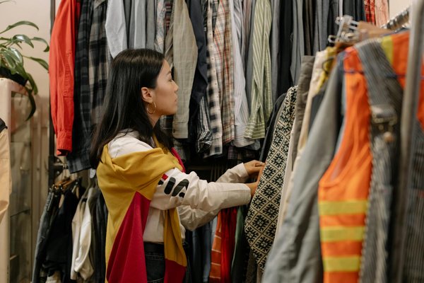 Cinq créateurs qui utilisent des vêtements de seconde main